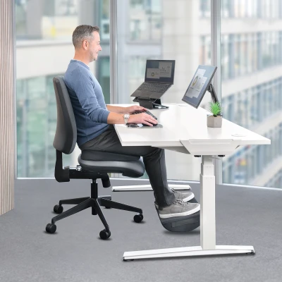 Kolleger som sitter i en gruppe, drikker kaffe og er sosiale