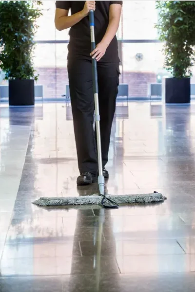 Person som mopper gulvet